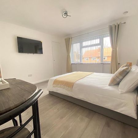 Gatwick Deluxe En-Suite Rooms Horley Kültér fotó