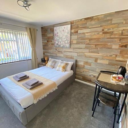 Gatwick Deluxe En-Suite Rooms Horley Kültér fotó