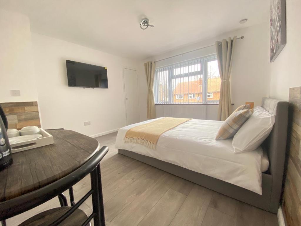 Gatwick Deluxe En-Suite Rooms Horley Kültér fotó