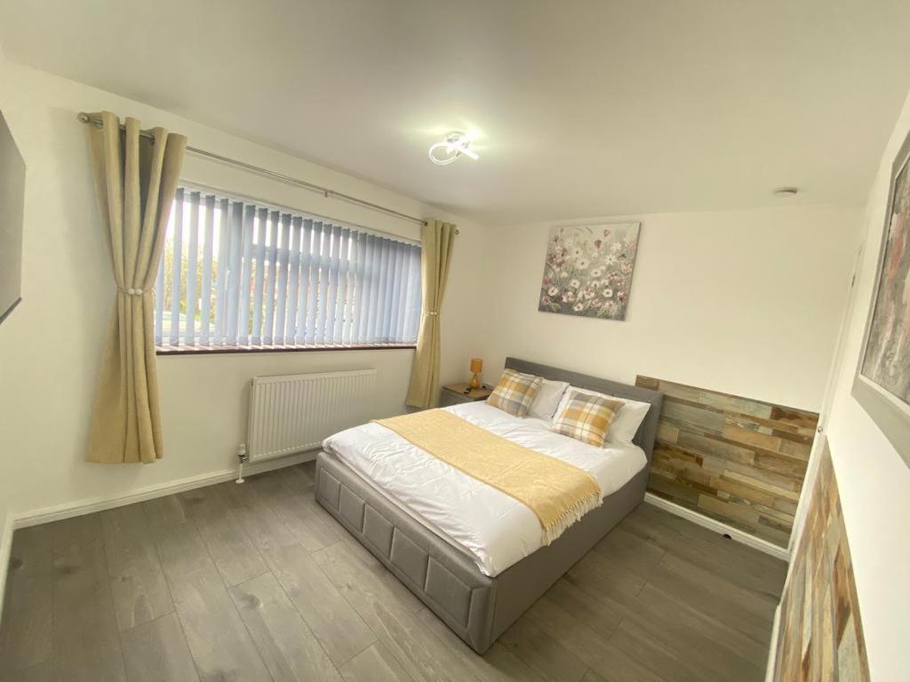 Gatwick Deluxe En-Suite Rooms Horley Kültér fotó