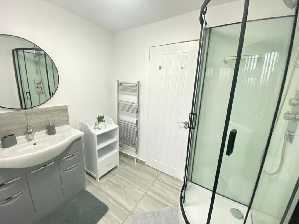 Gatwick Deluxe En-Suite Rooms Horley Kültér fotó