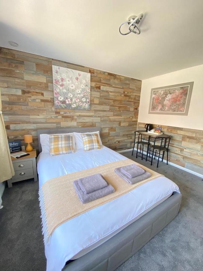 Gatwick Deluxe En-Suite Rooms Horley Kültér fotó