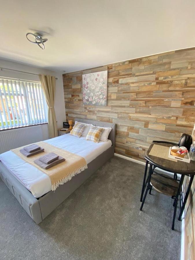 Gatwick Deluxe En-Suite Rooms Horley Kültér fotó